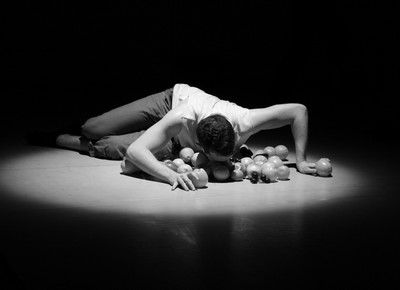 Patrick, fiul lui Miri (nasc. Politzer) si Dan Radu danseaza la Kln in Check-in. Coreografia: Slava Gepner